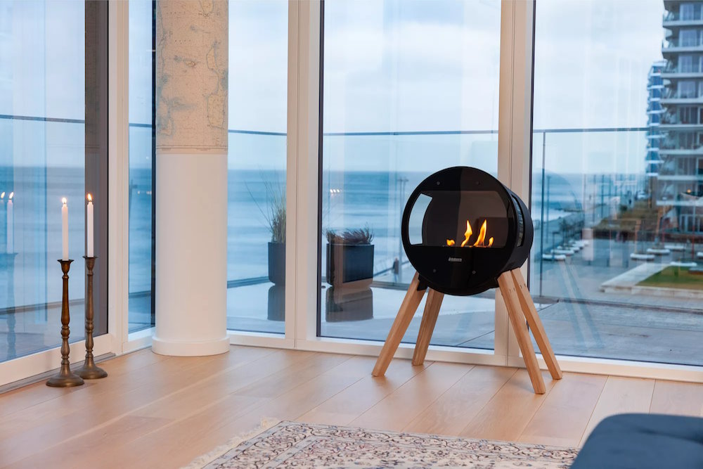 Ein Arduro Bioethanal-Ofen in einem Zimmer im Dämmerlicht